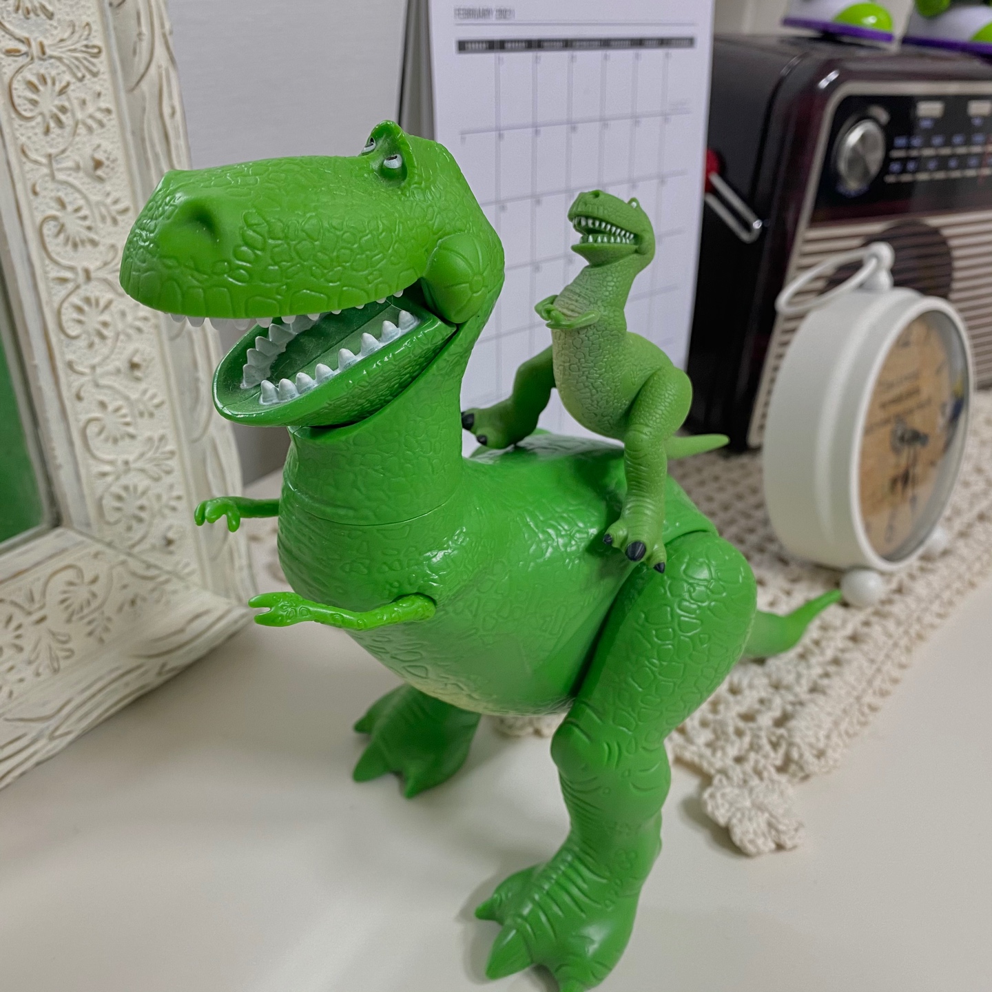 < REX 🦖 >