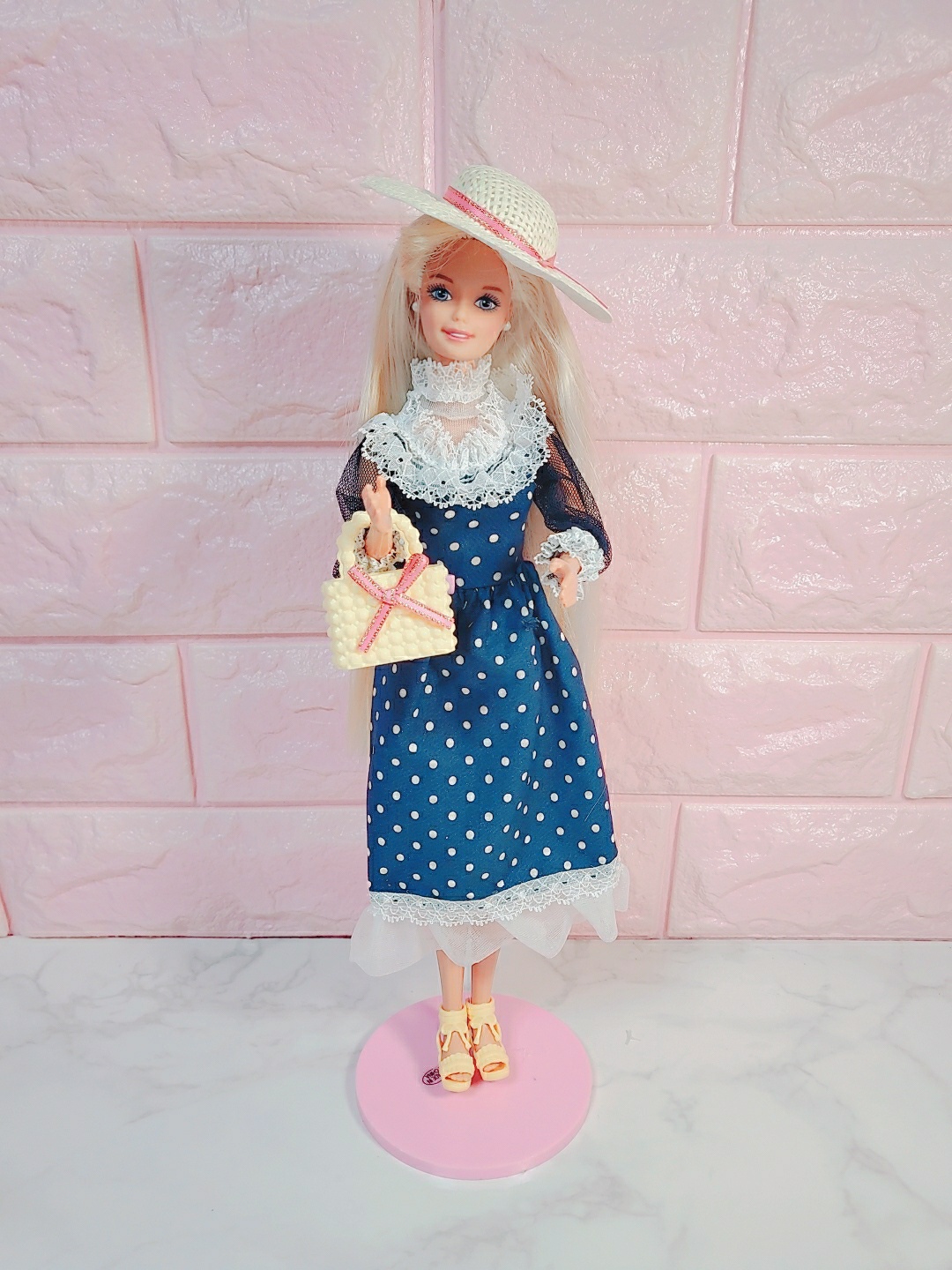 barbie is 뭔들