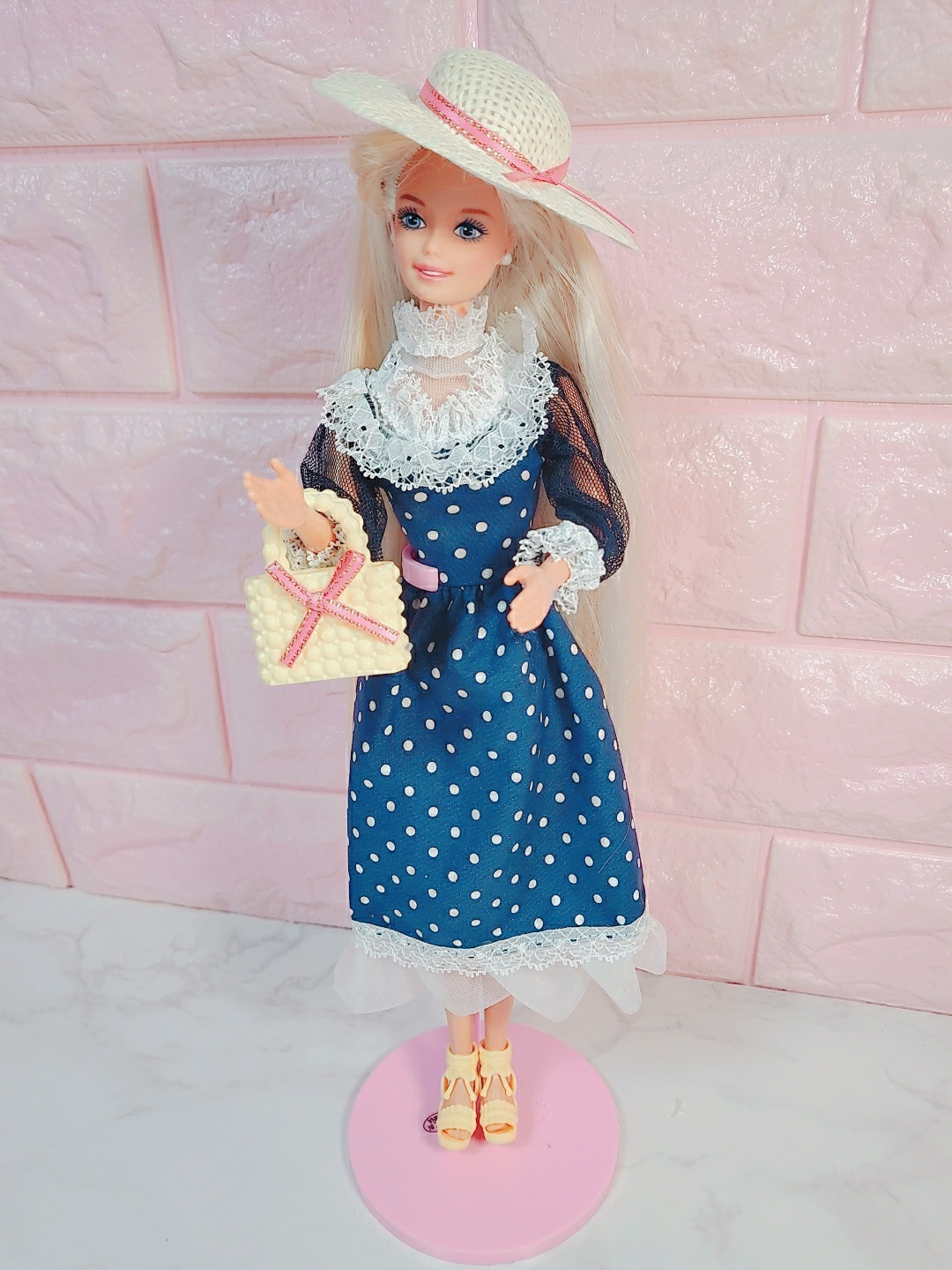 barbie is 뭔들