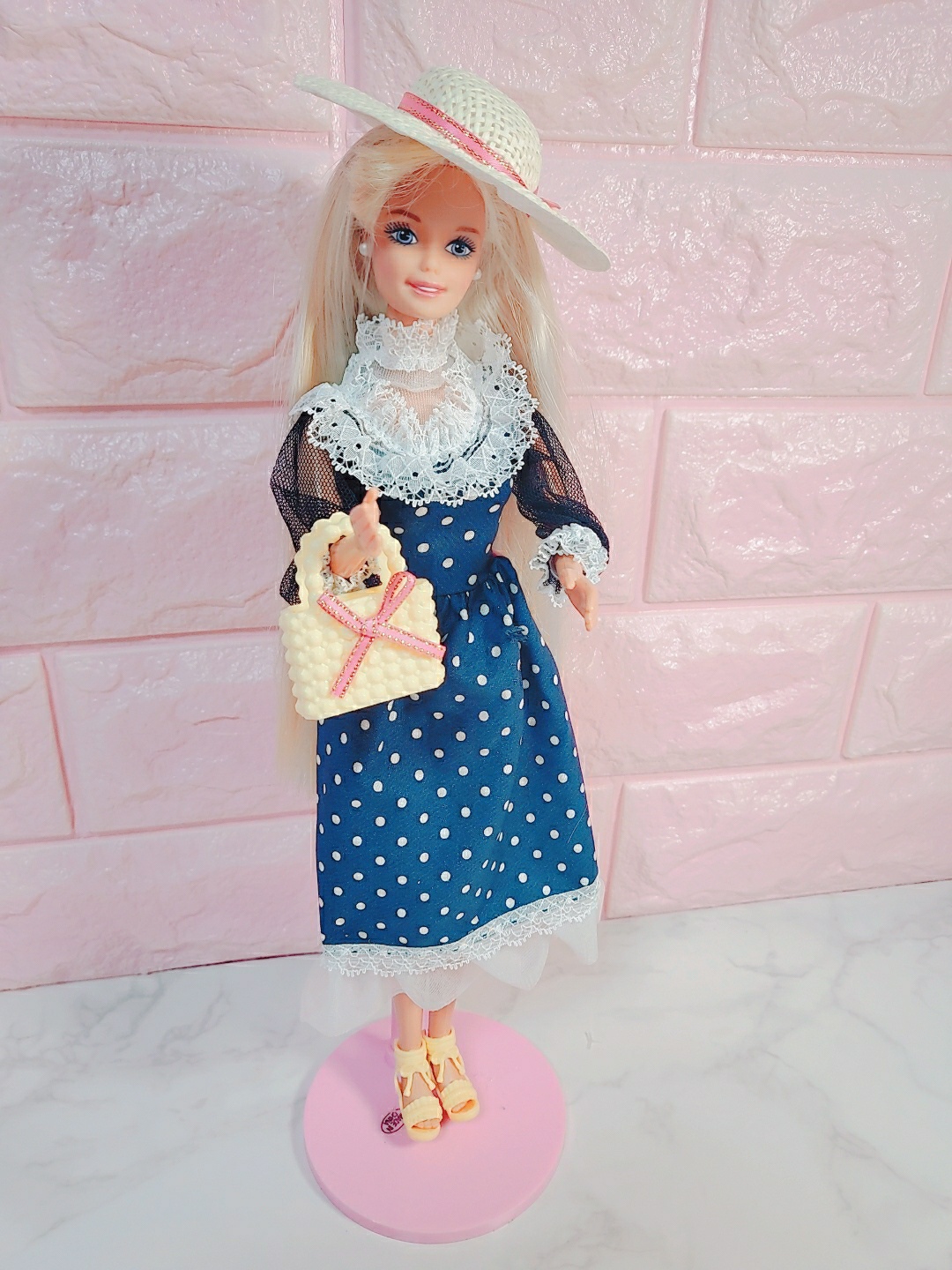 barbie is 뭔들