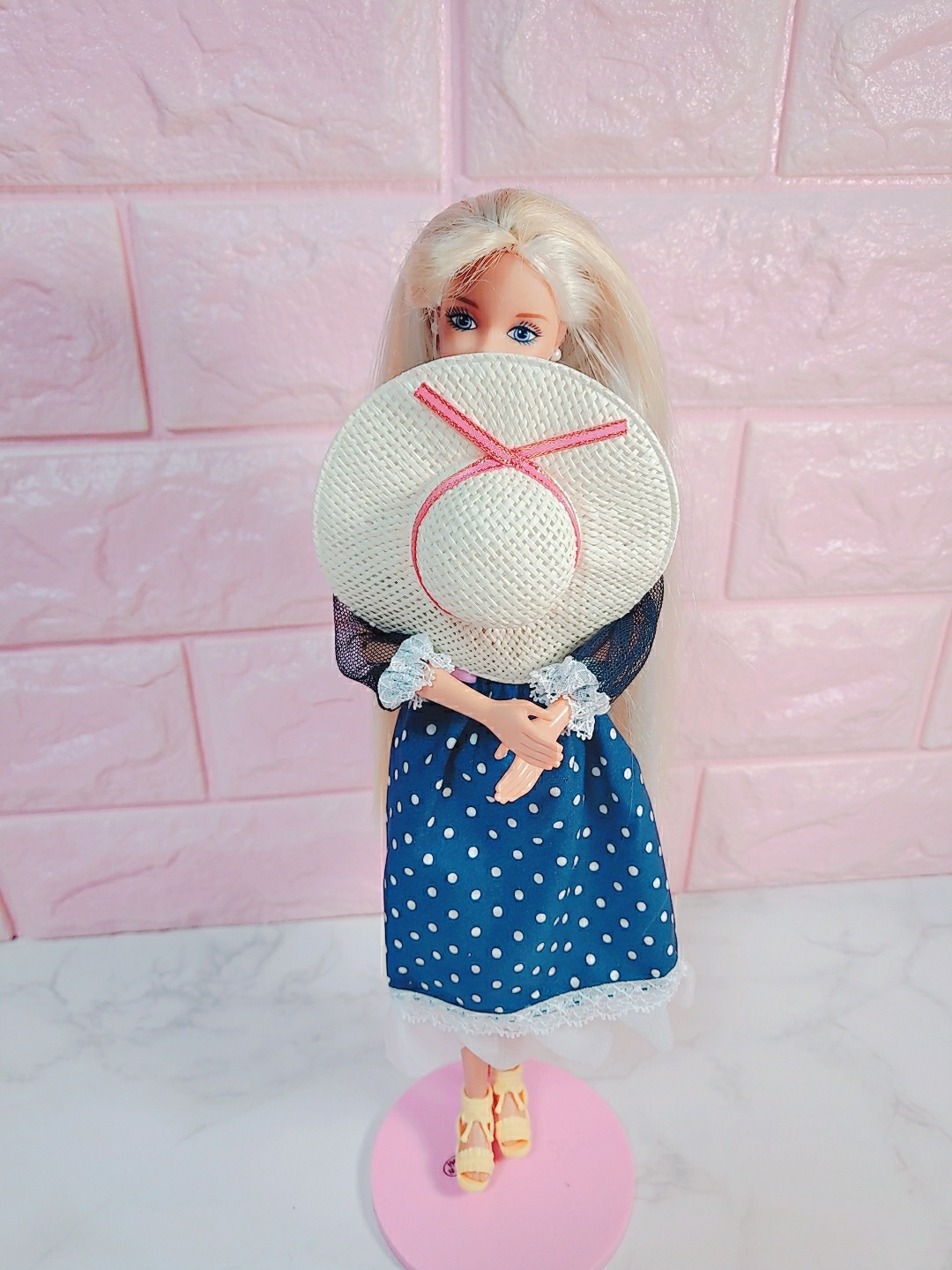 barbie is 뭔들
