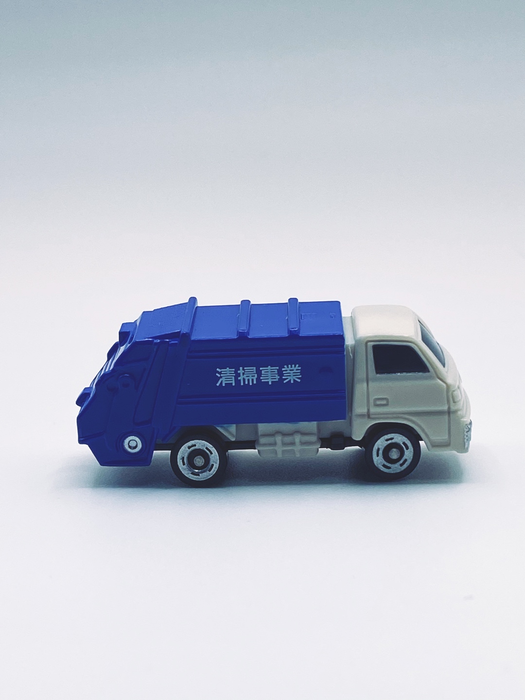 [takara tomy arts/gacha] mitubishi fuso canter refuse truck