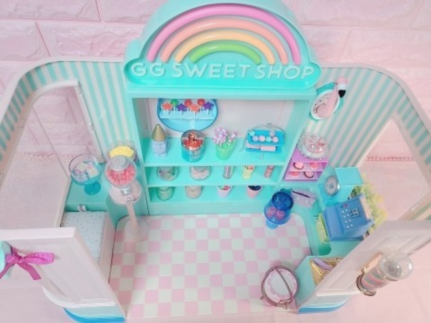 GGsweetshop 이거 진짜 새거로 구했어요♡
무지개  간판에선 불이 들어옵니다🎀