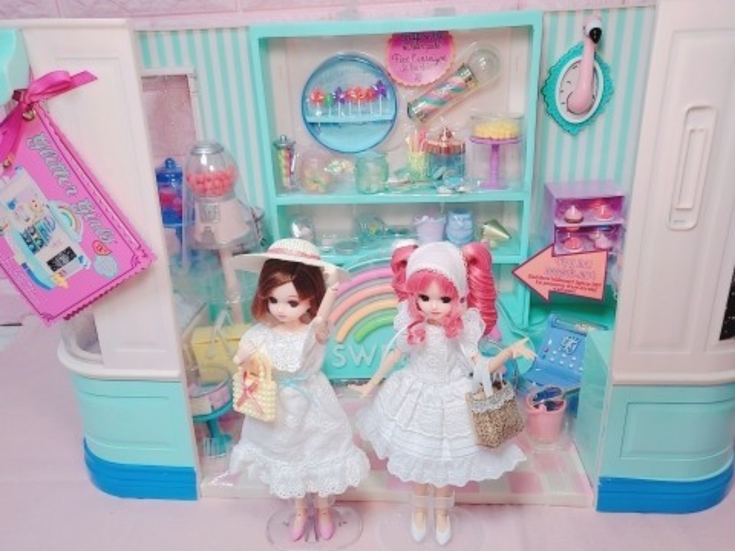 GGsweetshop 이거 진짜 새거로 구했어요♡
무지개  간판에선 불이 들어옵니다🎀
