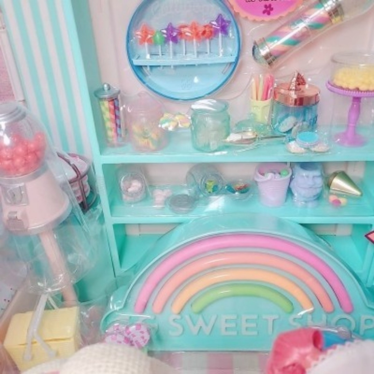 GGsweetshop 이거 진짜 새거로 구했어요♡
무지개  간판에선 불이 들어옵니다🎀