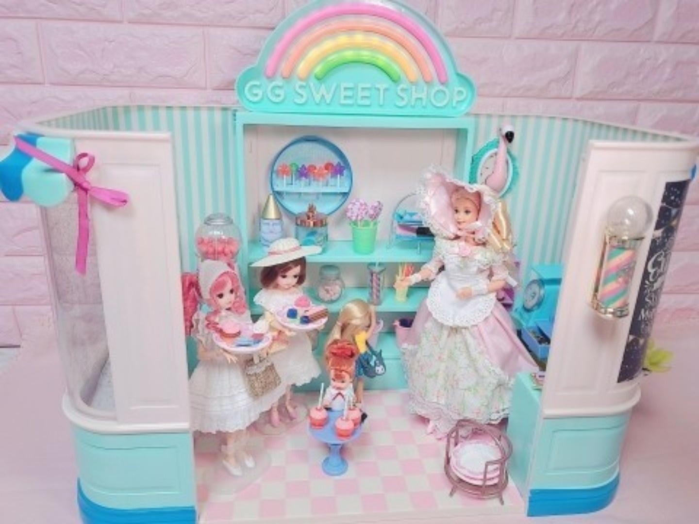 GGsweetshop 이거 진짜 새거로 구했어요♡
무지개  간판에선 불이 들어옵니다🎀