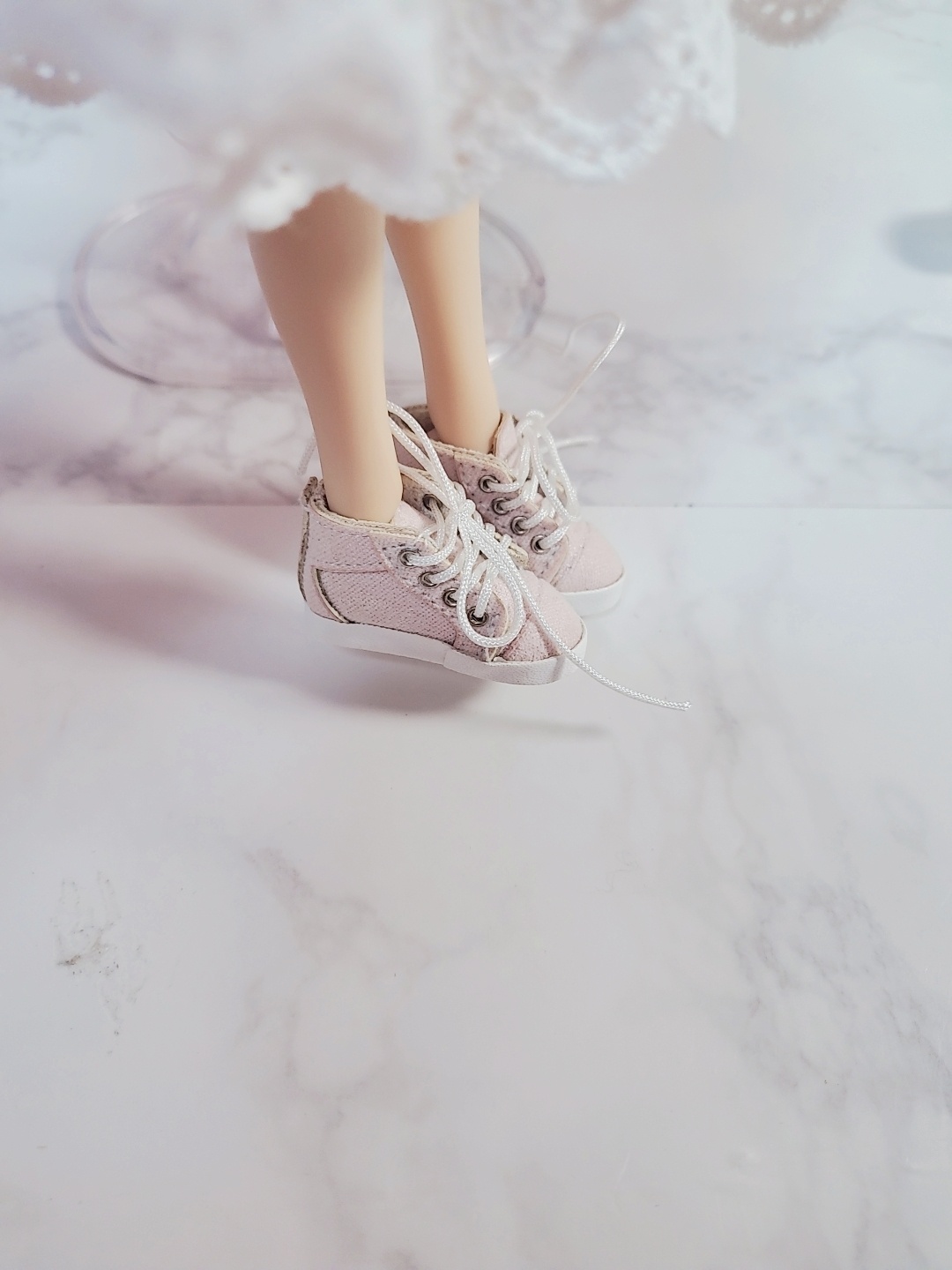이런 운동화 끈이 풀렸어요!!! 이 예쁜운동화는 모든인형들이 착용가능♡큰인형은 앙대여🥲