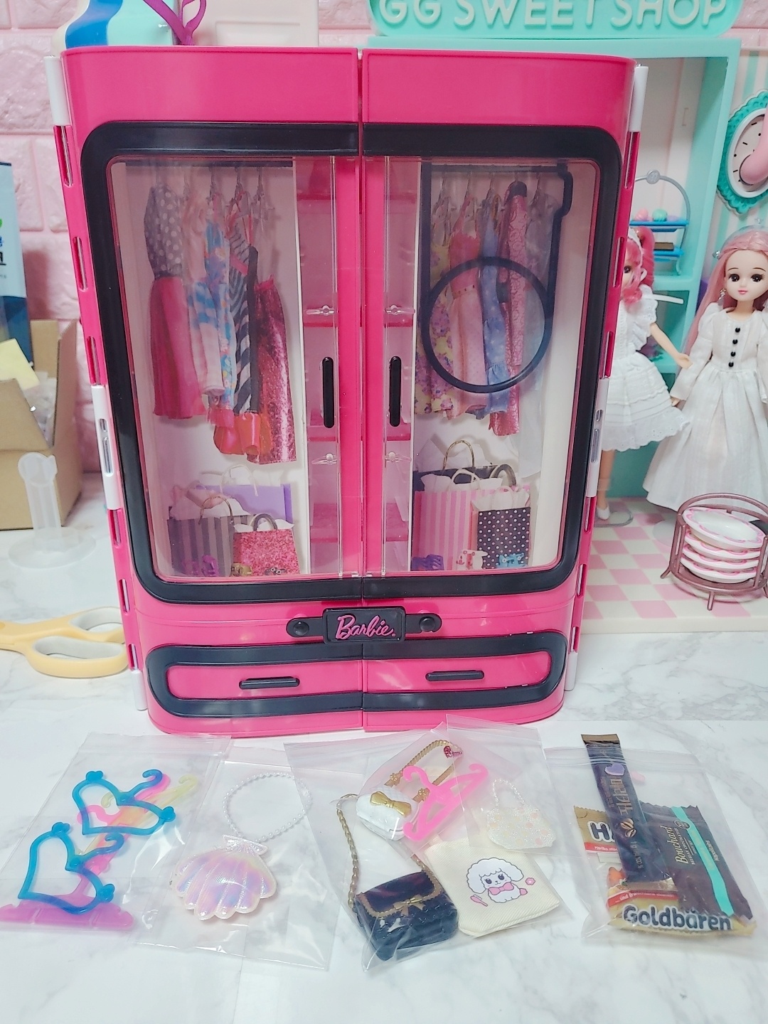 상상그이상의 가격으로 가져온 중고지만 신삥이라 말할 수 있는 바비핑크옷장♡(왼)