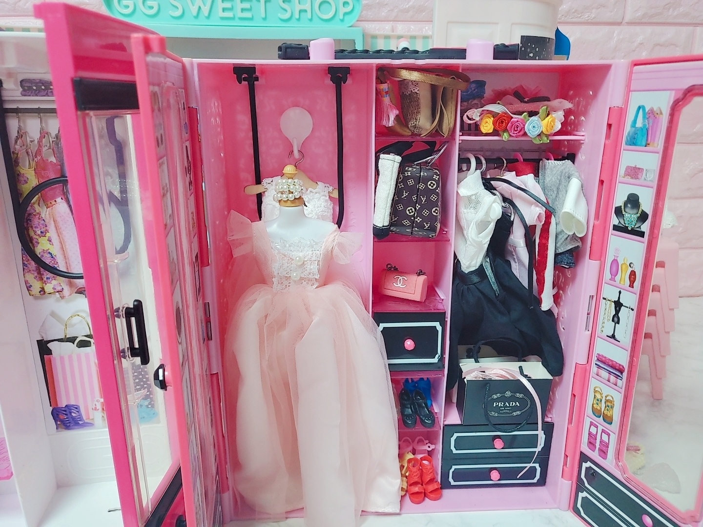 상상그이상의 가격으로 가져온 중고지만 신삥이라 말할 수 있는 바비핑크옷장♡(왼)