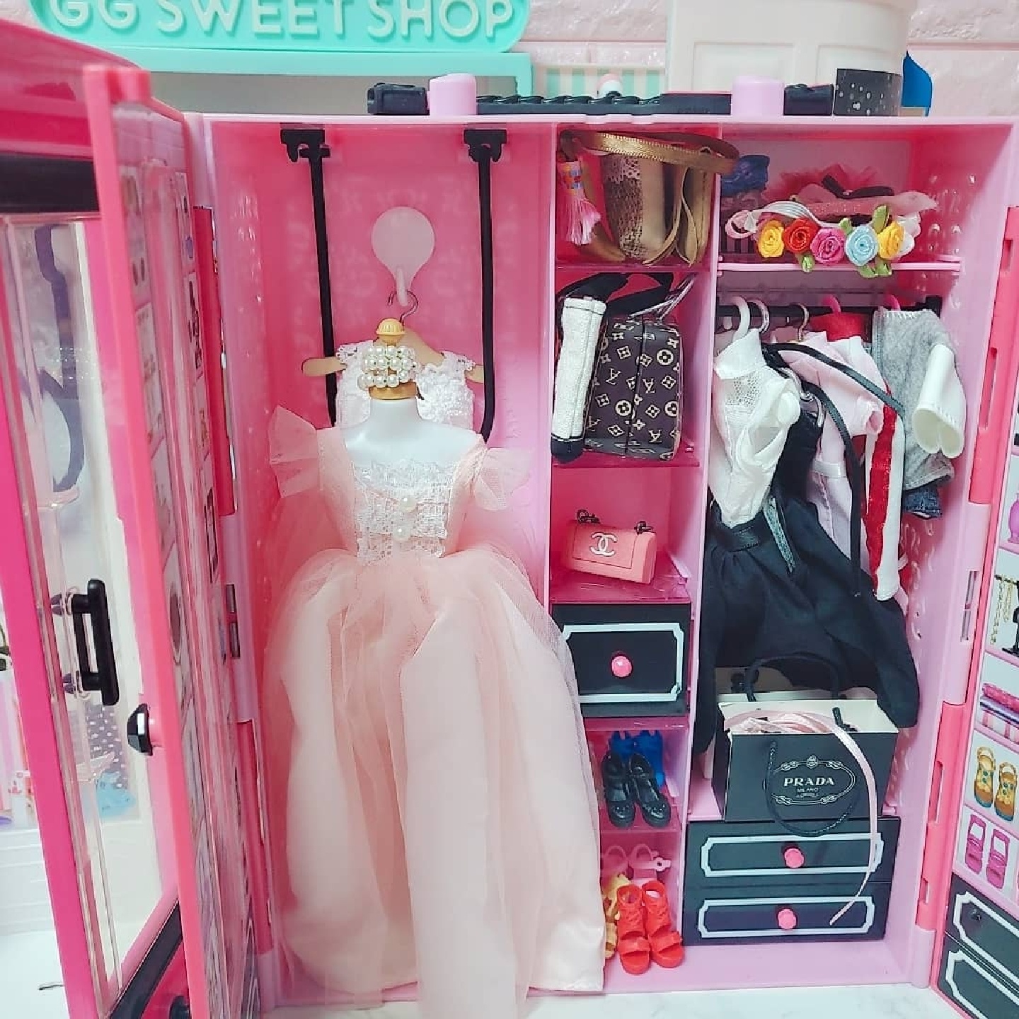 상상그이상의 가격으로 가져온 중고지만 신삥이라 말할 수 있는 바비핑크옷장♡(왼)