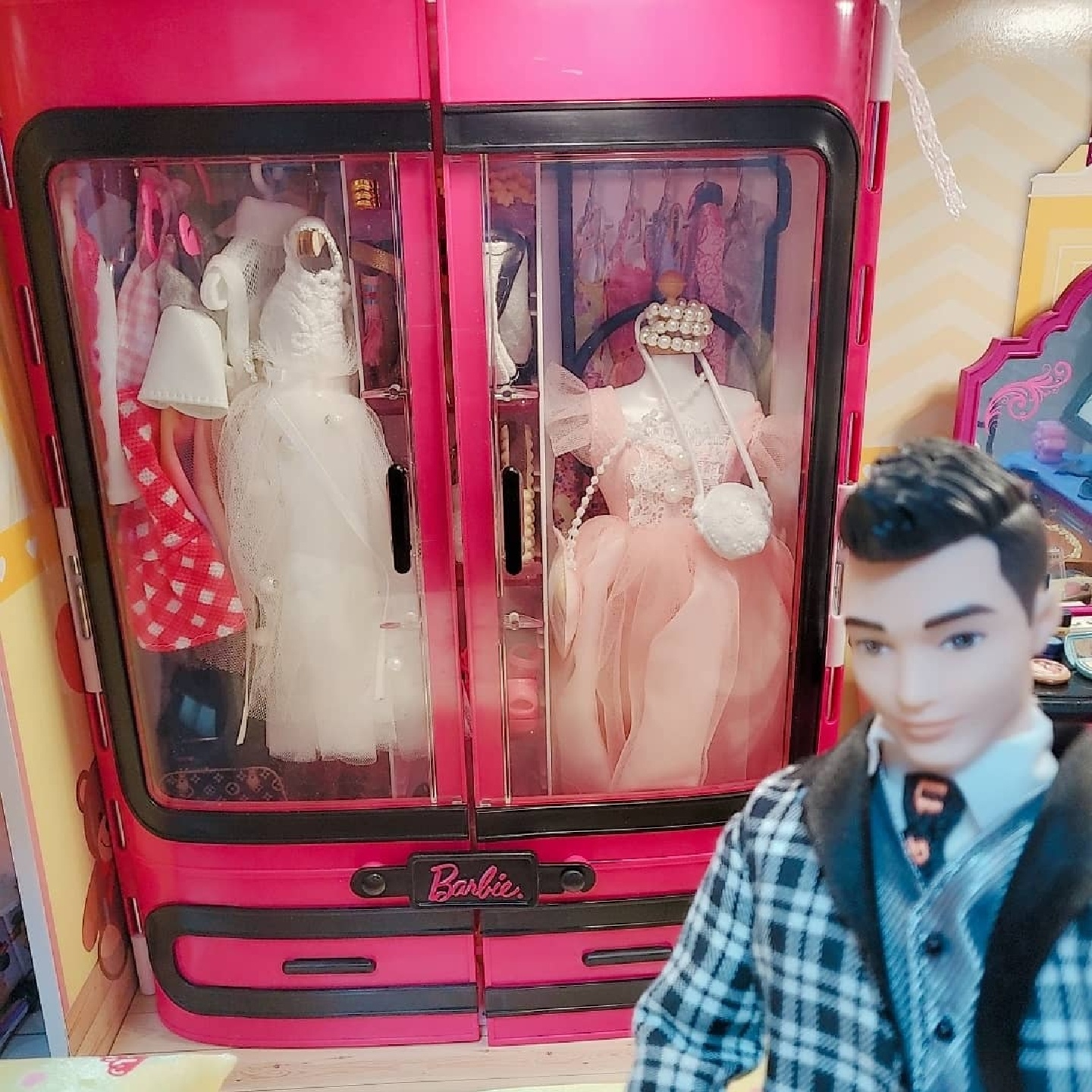 상상그이상의 가격으로 가져온 중고지만 신삥이라 말할 수 있는 바비핑크옷장♡(왼)
