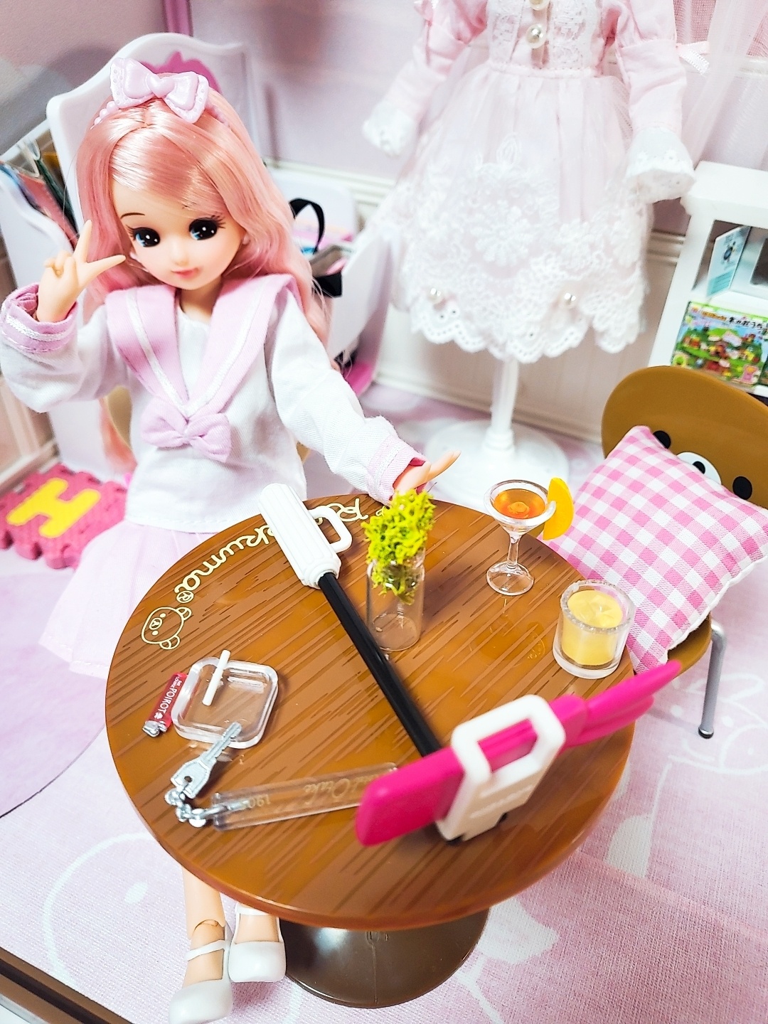 방에서 셀카찍는 투톤캐슬리카♡
근데..다..담배..뭐야? 술도?