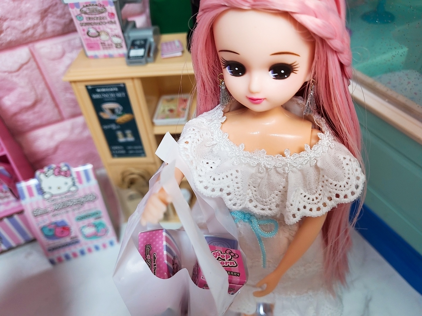 이제는 재입고가 불가하다는 상품이 되어버린 리카짱헬로키티스윗카페🎀
오픈하자마자 손님들이 꽉 차네요👍