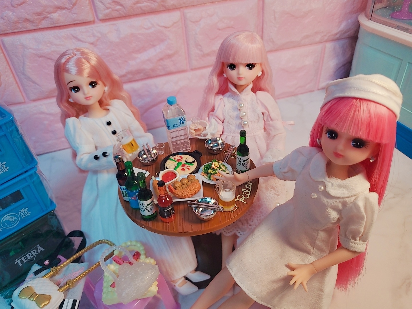 우리끼리포장마차술판👍👍
포장마차의자와 테이블세팅 술을 짝으로 마실기세네^^