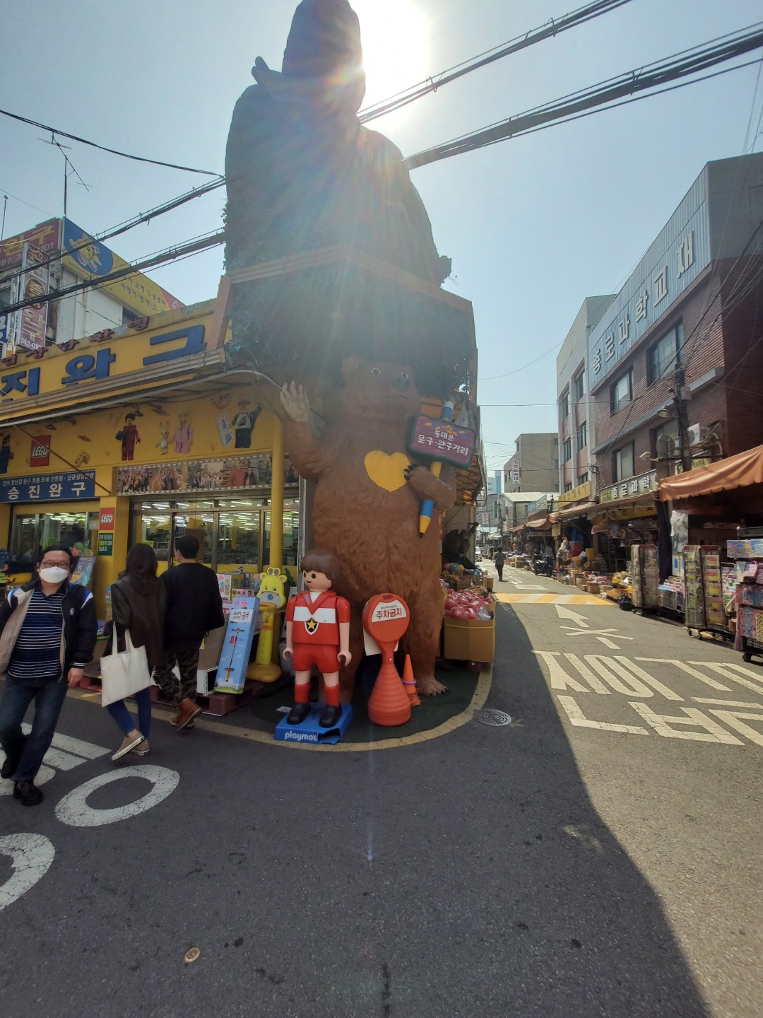동묘앞완구거리~//
썩 싼느낌은 아니지만 직접 보고 뒤지다가 득템할 수 있는곳, 그러나 덤탱도 씌일수 있는곳.