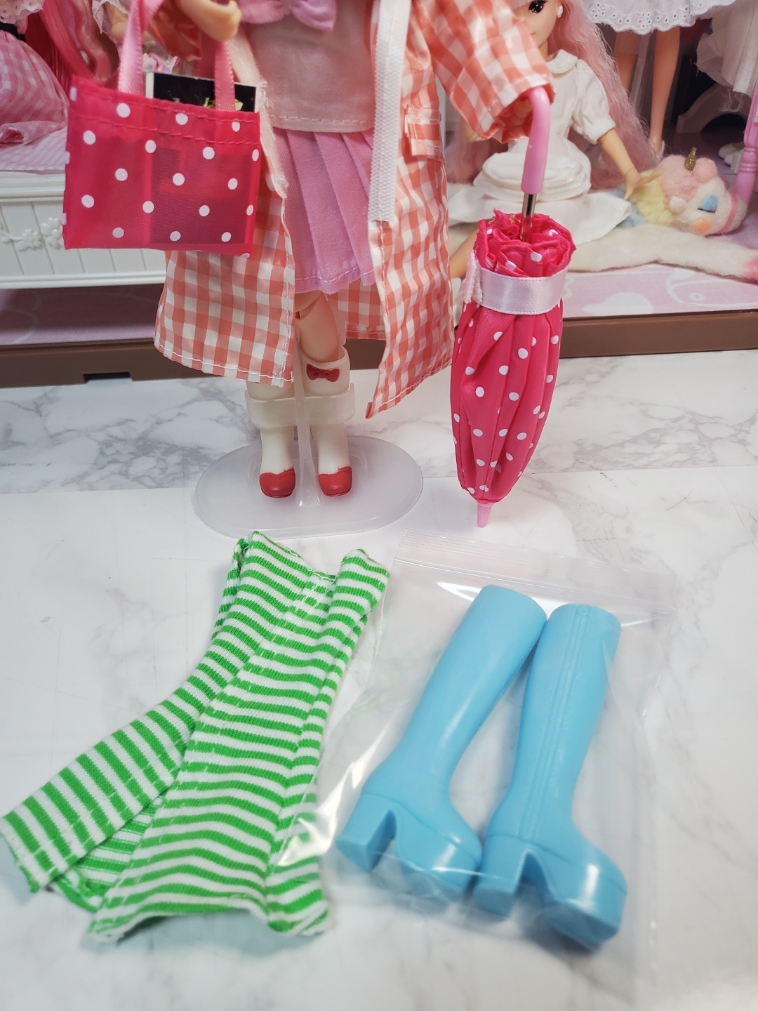 비오는 날이 기다려지네요^^
우비를 구해서 이제 완성체가 되었어요^^