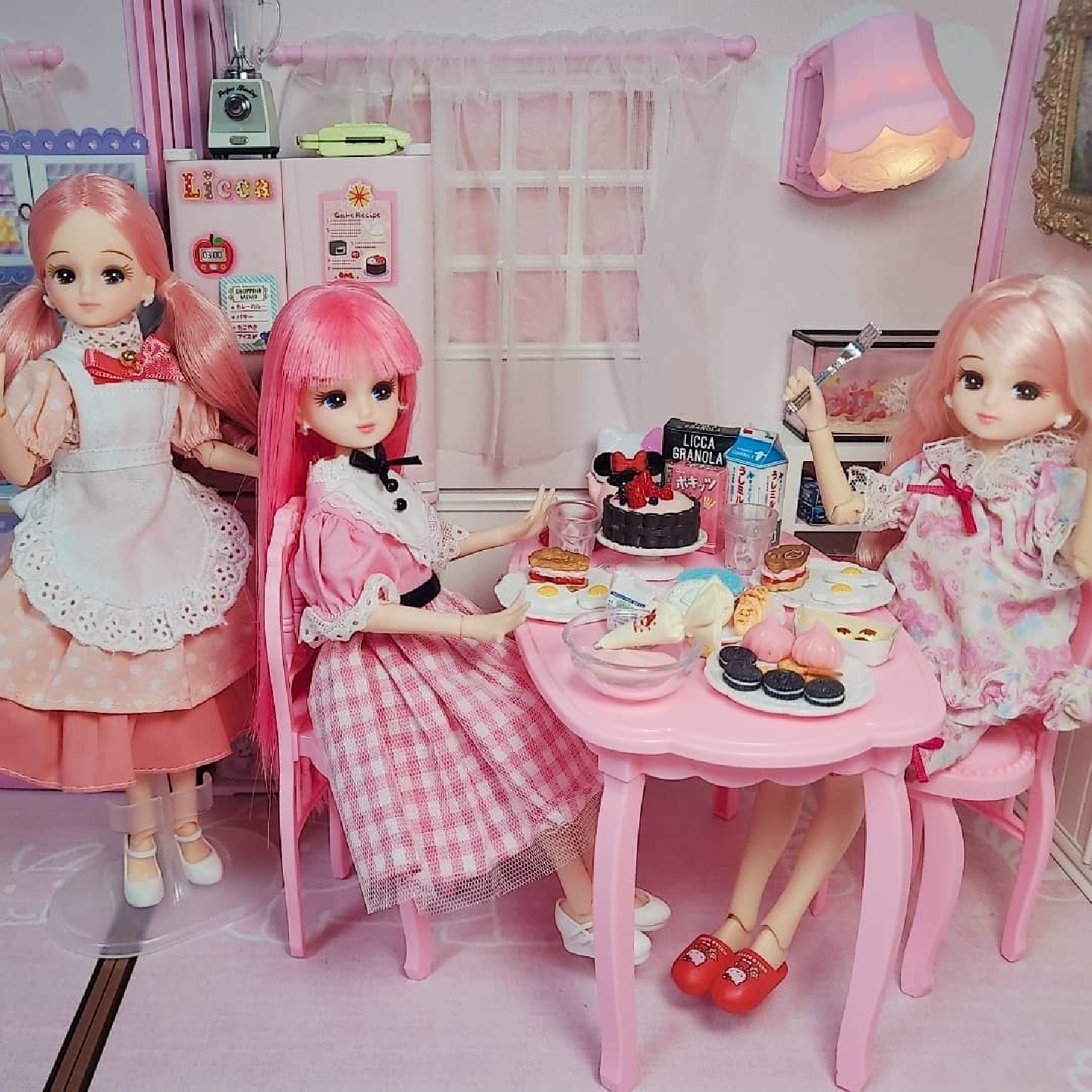 오늘은 핑쿠한 식사를 가져볼거예요❤
요리를 시작합시당❤❤❤
싱크대는 소리도 난답니다♡