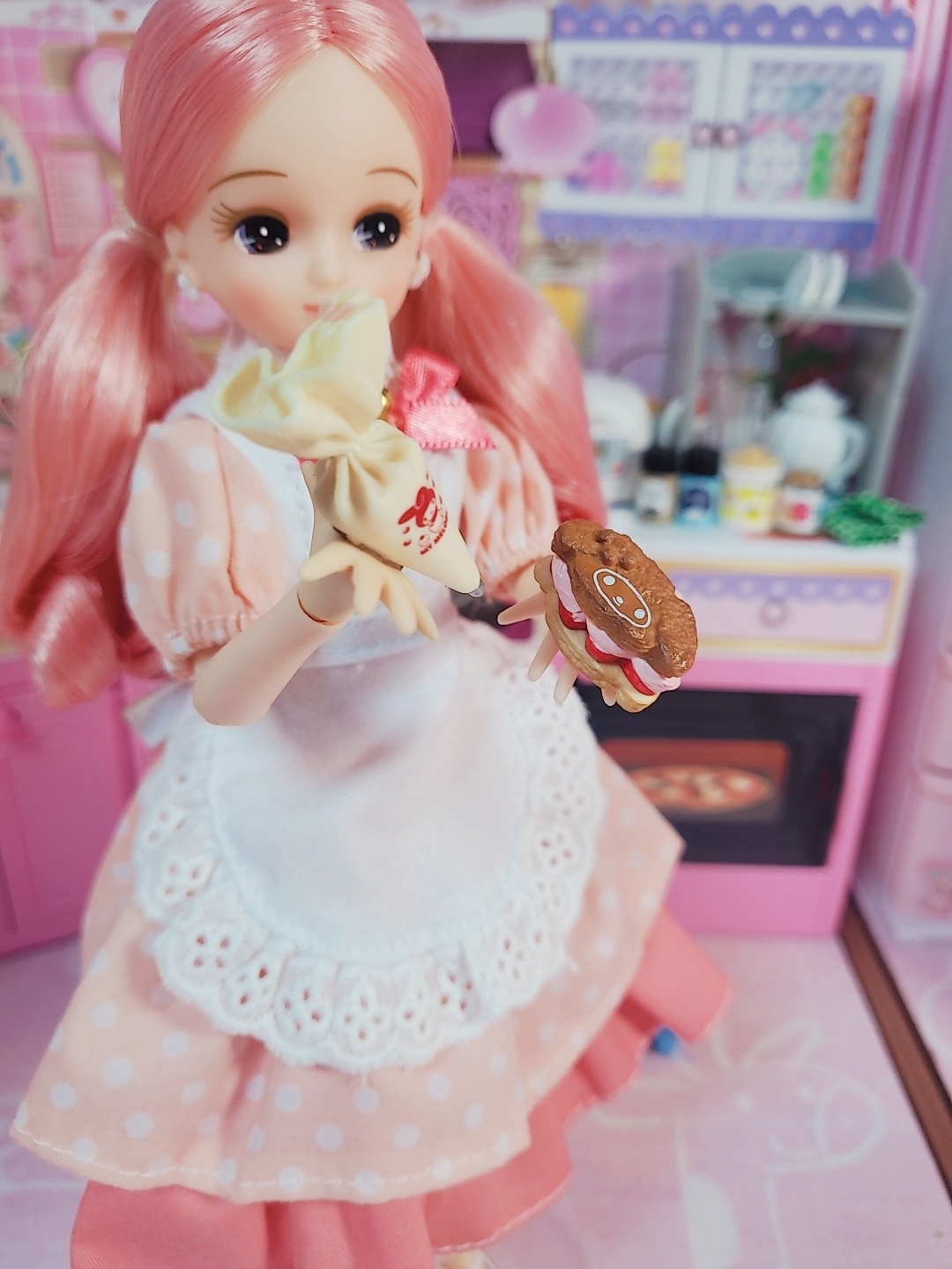 오늘은 핑쿠한 식사를 가져볼거예요❤
요리를 시작합시당❤❤❤
싱크대는 소리도 난답니다♡