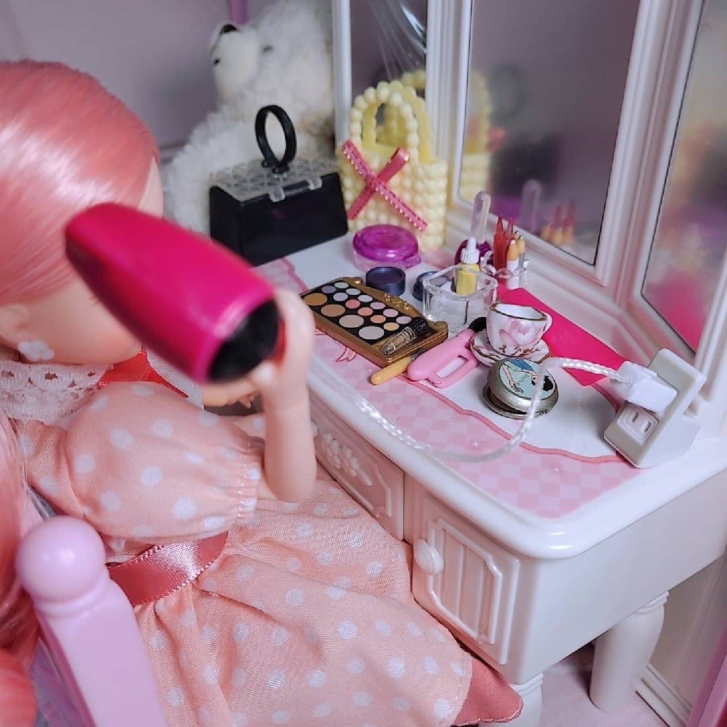여러분 고베핑크리카가 핑쿠드라이기를 사용하는데..무려 110볼트짜리를 쓰네요^^?!
가전기기는 다 사용 후 코드를  꼭 뽑아야해요^^