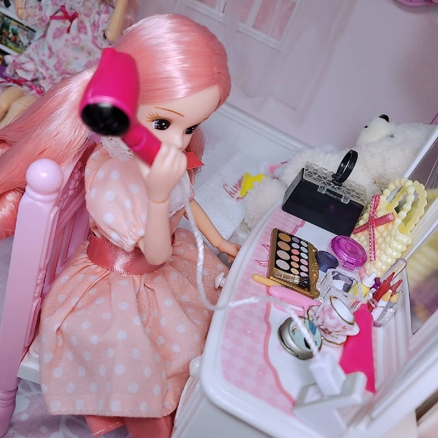 여러분 고베핑크리카가 핑쿠드라이기를 사용하는데..무려 110볼트짜리를 쓰네요^^?!
가전기기는 다 사용 후 코드를  꼭 뽑아야해요^^